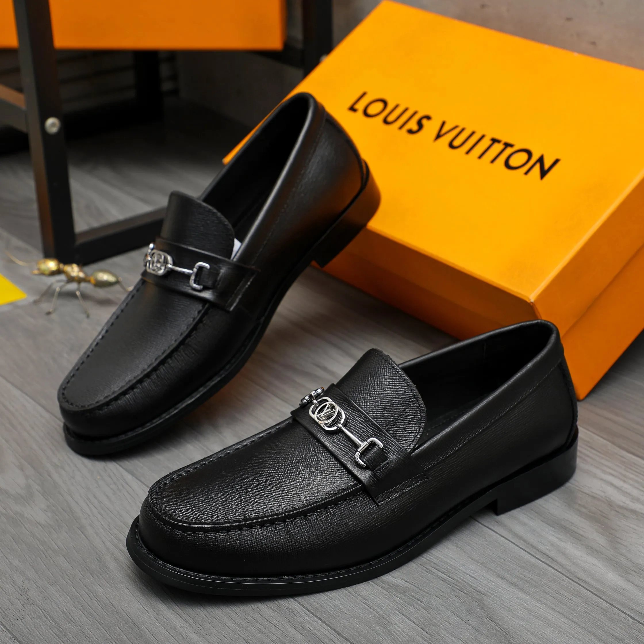 Men's shoes 💰p460 Product trademark: LV (Louis Vuitton) business slip-on leather shoes. Regular size: 38-45 (45 is custom-made and non-returnable) Product materials: Selected high-quality vertical grain cowhide upper, cowhide lining, original rubber outsole